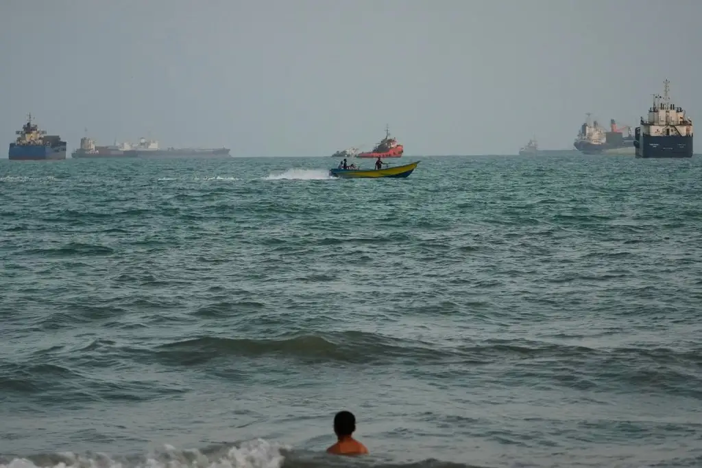 U.S. strikes 3 Iranian oil tankers after missiles target Navy ships