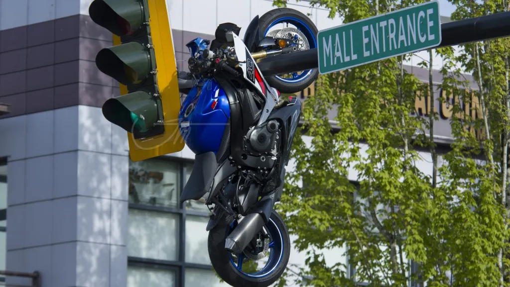 Crash in Delta, B.C., leaves motorcycle hanging from traffic light